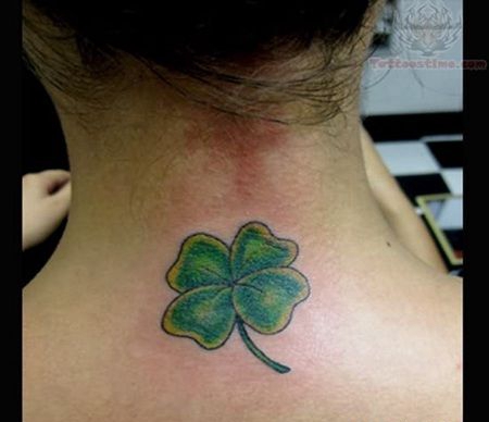美国女子脖子上四周微黄的四叶草纹身图片