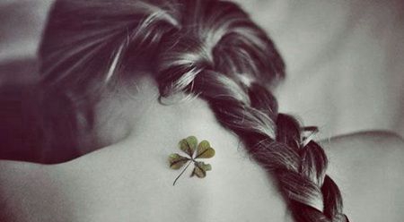 大辫子美女脖子逼真3D四叶草纹身图案