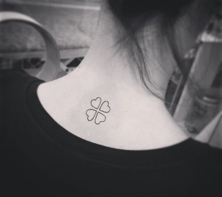 美女脖子黑色小清新心形四叶草纹身图案