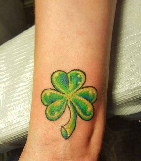 带茎的泛黄3D三叶草手臂纹身图片