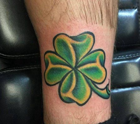 小腿处一个干瘪的3D四叶草纹身图案