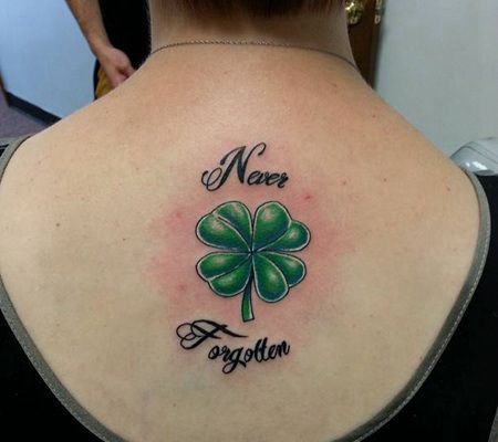 女子后背英文与3D四叶草结合的纹身图案