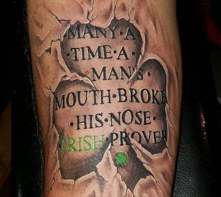 纸质皲裂风格的黑色3D三叶草与英文纹身图案