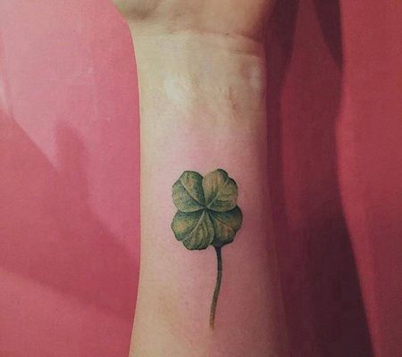 写实派风格的带茎四叶草3D纹身图片