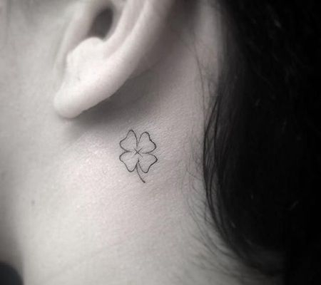 美女耳后根四叶草纹身图案