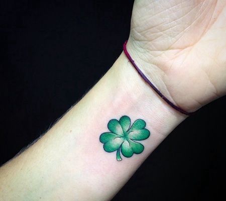 清晰的美女手腕绿色四叶草纹身图案