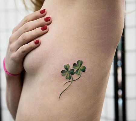 美女侧肋骨处两个带茎的绿色四叶草纹身图案