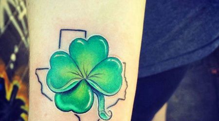 男生胳膊处纹了一个圆润的心形3D四叶草