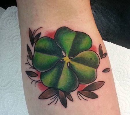 手臂上深绿色心形的3D四叶草纹身图案