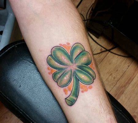 手臂上酷似多肉植物的四叶草3D纹身图片