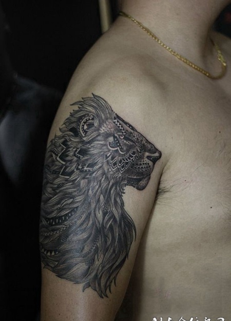 傲岸雄狮，手臂黑灰雄狮创意纹身