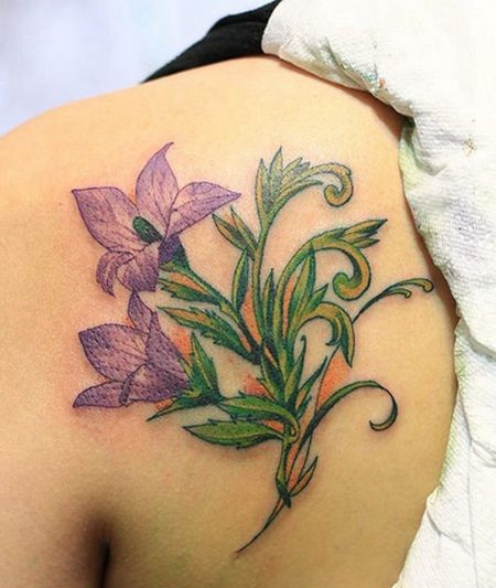 2朵桔梗花肩膀纹身图案