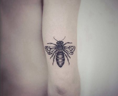 胳膊上墨色可爱小蜜蜂纹身图案