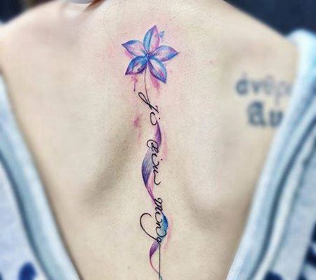 美女背部非主流桔梗花纹身图片