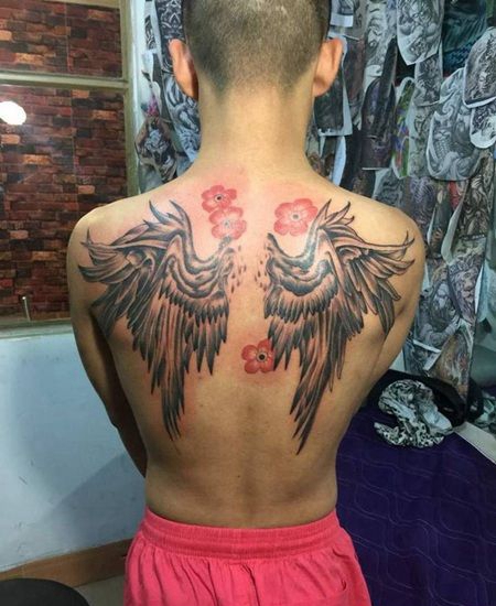 男子后背墨色翅膀浅红色红色花朵纹身