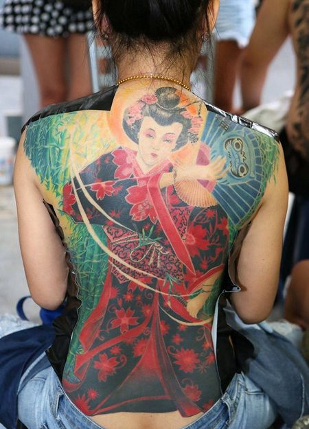 女子后背彩色日本舞姬纹身图片