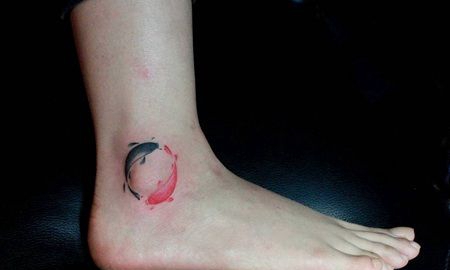 脚部黑红双鱼纹身图案_脚踝鱼纹身图片