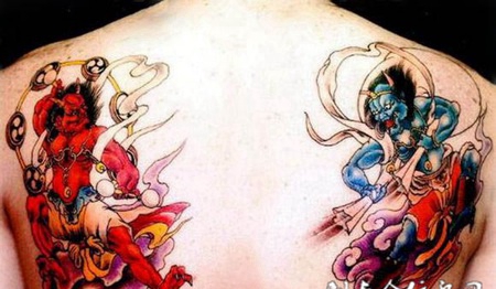 双肩上的风神雷神纹身图案