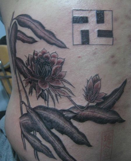 腰部花和万字符纹身图片