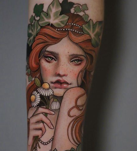 手臂手拿花朵的美人纹身图案