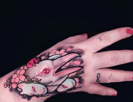 手背鸽子纹身，戴面具的和平鸽纹身图案