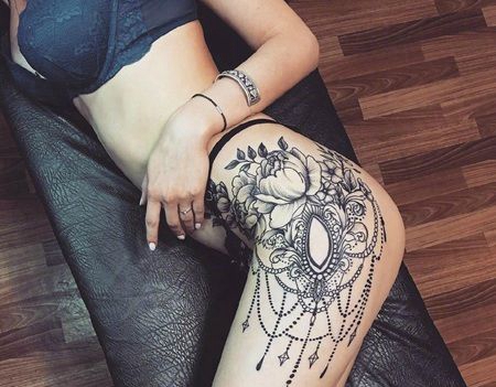 臀部素花纹身，女人性感私密黑灰花朵纹身图案