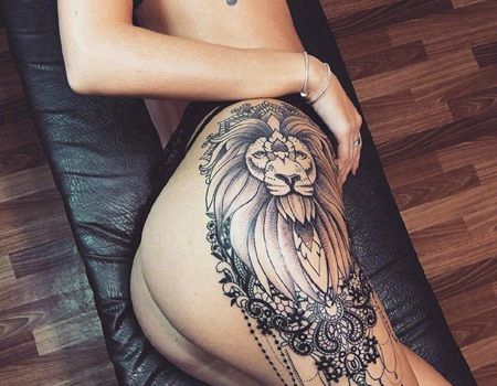 女生臀部雄狮纹身，草原之王和花纹纹身图案
