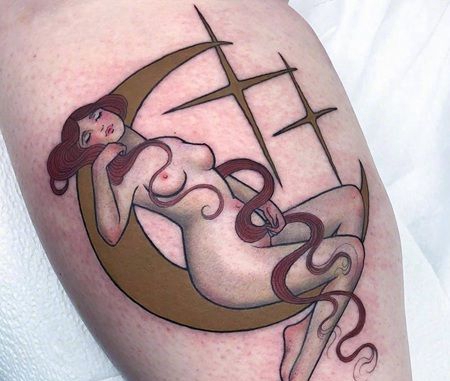 小腿美人纹身，躺在月亮上的裸体美人图案