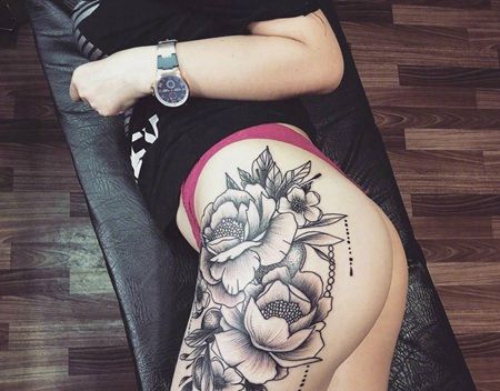 臀部素花纹身，性感的黑灰花朵纹身图案