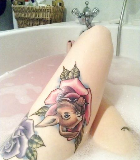 大腿小兔子纹身,蔷薇花里的小兔子纹身图案
