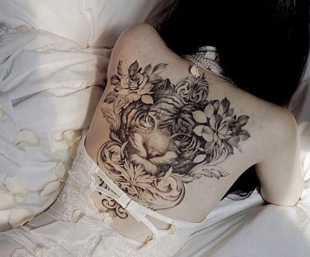 背部虎头纹身，心有猛虎细嗅蔷薇