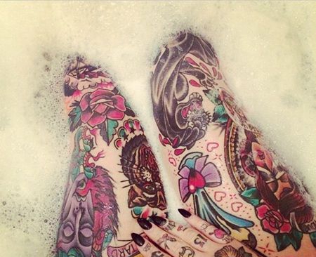 new school纹身，女生腿部蝴蝶结镜子小人组合纹身