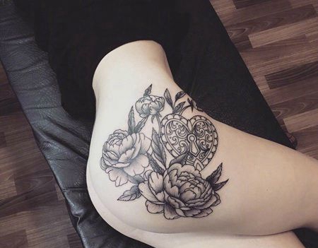 臀部锁纹身，性感的素花和心形锁纹身图案