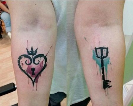 情侣手臂锁和钥匙纹身，泼墨心形锁