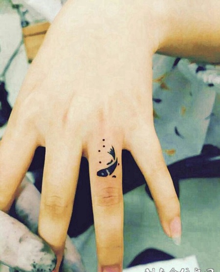 如鱼得水，手指可爱小鱼图腾纹身