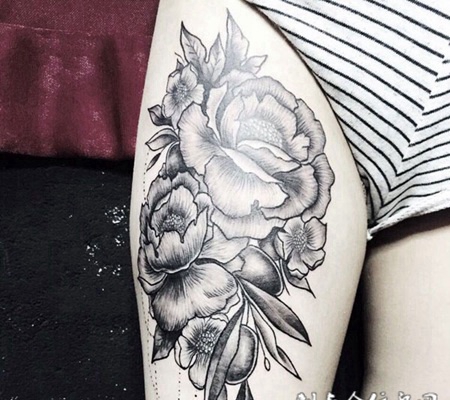 正值花季，大腿牡丹花创意纹身图案