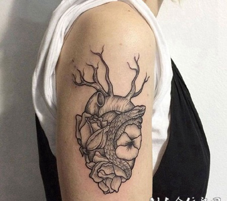 美丽与危机并存，手臂鲜花与蛇心脏纹身