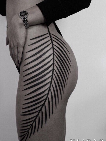 落叶的挽留，美女臀部大叶子图腾纹身图案