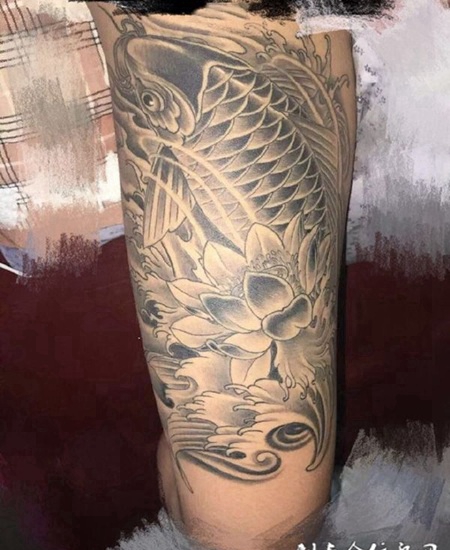 嬉戏莲花池，大腿鲤鱼莲花个性纹身图案