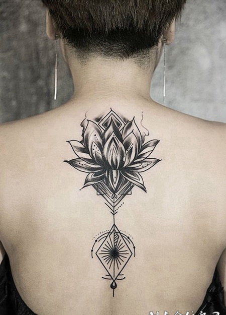 彼岸轮回，后背彼岸花创意纹身