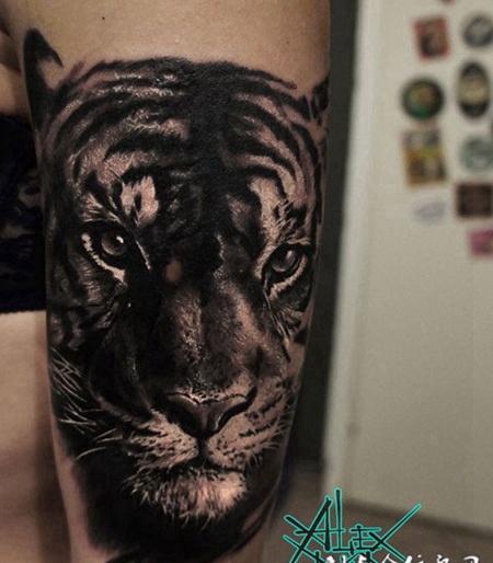 王者的眼神，手臂虎头写实纹身图案