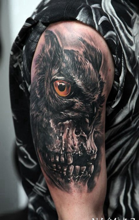 暗夜中明亮的双眸，手臂猫头鹰骷髅纹身图案