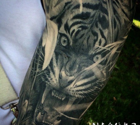 霸者的威严，手臂虎头霸气纹身图案