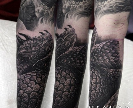 魔蛇缠绕，手臂黑色魔蛇霸气纹身