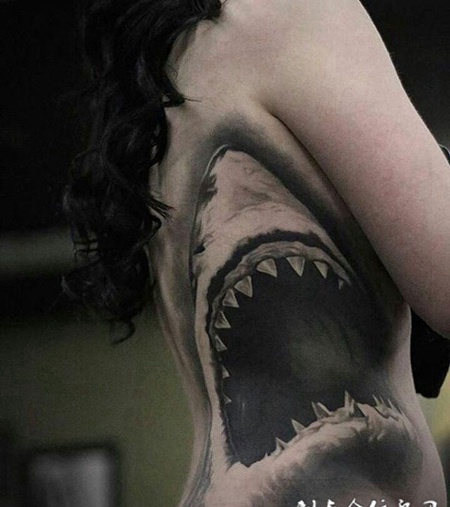 蚕食天地，腰部鲨鱼深渊巨口创意纹身