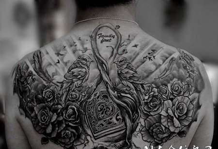 以爱之名，背部小鸟双宿双栖个性纹身