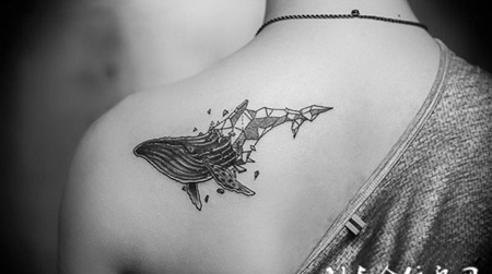 破冰重生，后背鲸鱼个性纹身图案缩略频道推荐图