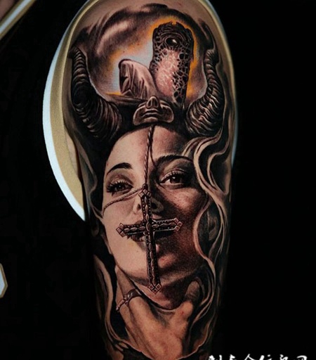 沉睡魔咒，手臂十字架与魔女肖像写实纹身