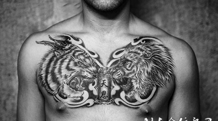 猛虎雄狮，胸口狮虎斗霸气纹身图案