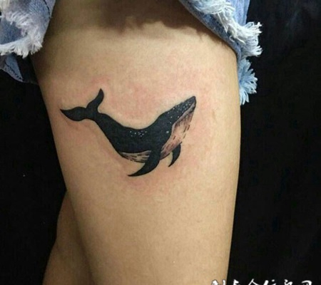 仰望天空，大腿黑灰鲸鱼个性纹身